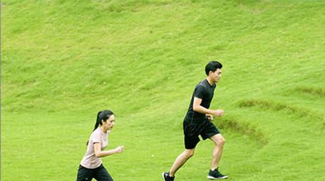 做登阶运动台阶训练的青年男女实拍