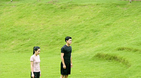 做登阶运动台阶训练的青年男女实拍