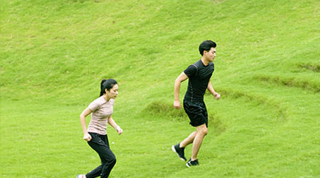 做登阶运动台阶训练的青年男女实拍