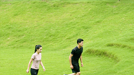 做登阶运动台阶训练的青年男女实拍