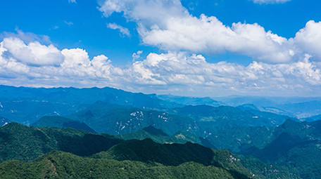 自然壮丽高山绿林蓝天白云延时航拍