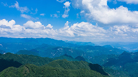 自然壮丽高山绿林蓝天白云延时航拍
