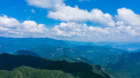自然壮丽高山绿林蓝天白云延时航拍