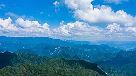 自然壮丽高山绿林蓝天白云延时航拍