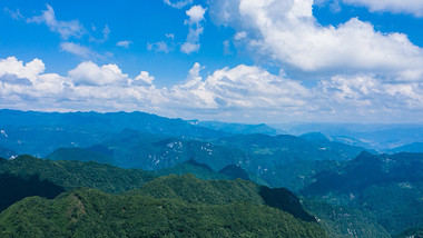 自然壮丽高山绿林蓝天白云延时航拍