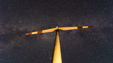自然风光震撼风车银河星空星星移动延时