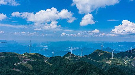 唯美风力能源山顶风车蓝天白云延时航拍