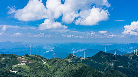 唯美风力能源山顶风车蓝天白云延时航拍