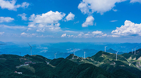 唯美风力能源山顶风车蓝天白云延时航拍