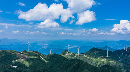 唯美风力能源山顶风车蓝天白云延时航拍