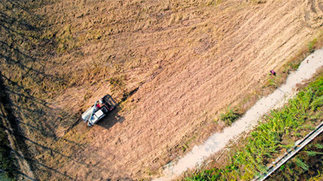 行业职业农业乡村农田收割机秋收水稻丰收