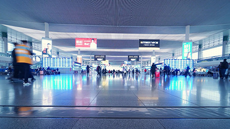 大气交通高铁站人来人往匆忙人流延时