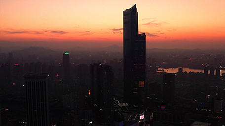 震撼地标大连中心裕景建筑大楼日落剪影航拍