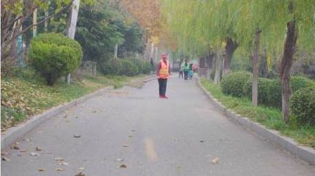 秋日公园小孩玩耍环卫工人工作素材