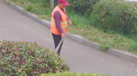 秋日公园小孩玩耍环卫工人工作素材