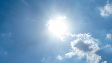 大气自然<strong>天空</strong>云朵划过太阳4k实拍延时