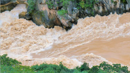 云南虎跳峡激流洪水4K实拍