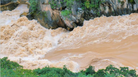 云南虎跳峡激流洪水4K实拍