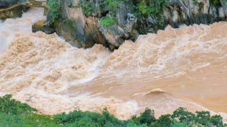 云南虎跳峡激流洪水4K实拍
