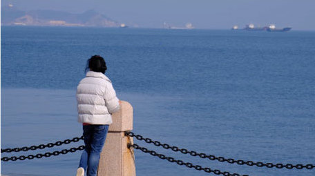 海洋大海海边驻足远望大海背影心情