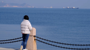 海洋大海海边驻足远望大海背影心情