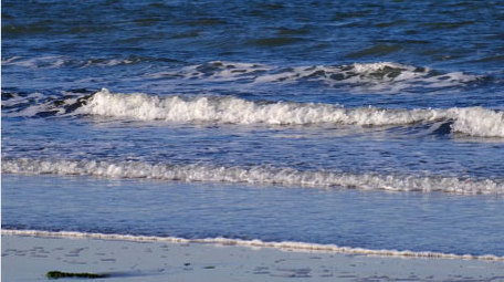 海洋大海波涛汹涌海浪翻滚拍打岸边礁石