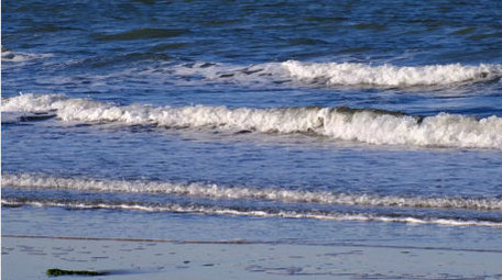 海洋大海波涛汹涌海浪翻滚拍打岸边礁石
