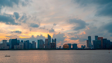 <strong>地标杭州</strong>市民中心日月同辉晚霞8K震撼延时