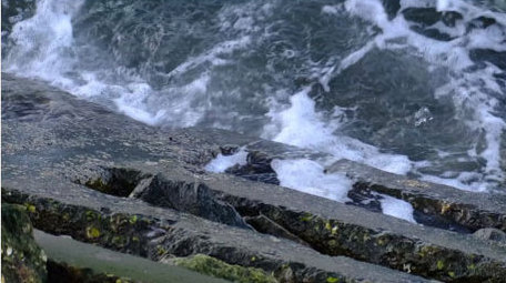 自然海洋海浪拍打岸边海水海边波涛汹涌实拍