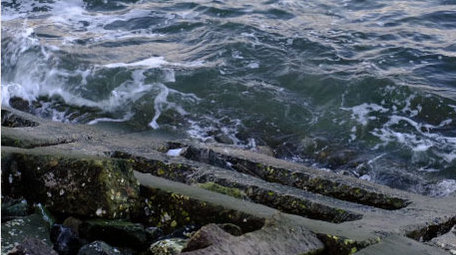 自然海洋海浪拍打岸边海水海边波涛汹涌实拍