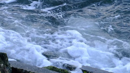 自然海洋海浪拍打岸边海水海边波涛汹涌实拍