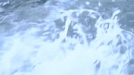 自然海洋海浪拍打岸边海水海边波涛汹涌实拍