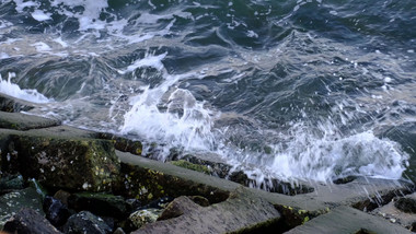 自然海洋海浪拍打岸边海水海边波涛汹涌实拍