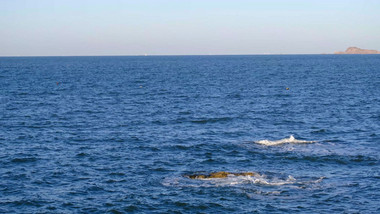 自然海洋海面海浪冲刷拍打礁石大海海水实拍