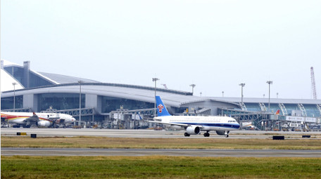 交通运输震撼机场飞机跑道滑行4k实拍