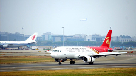 交通运输震撼机场飞机跑道滑行4k实拍