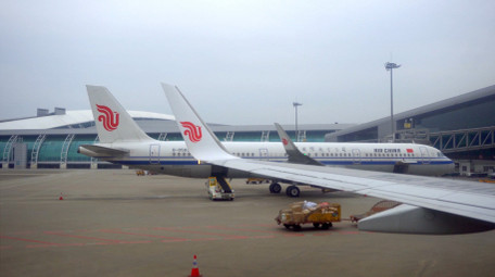 交通运输震撼机场飞机跑道滑行4k实拍