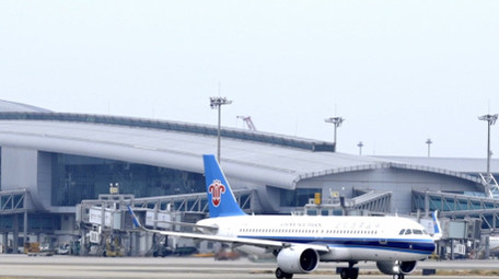 交通运输震撼机场飞机跑道滑行4k实拍