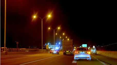 城市交通简约夜间行驶的汽车4k实拍