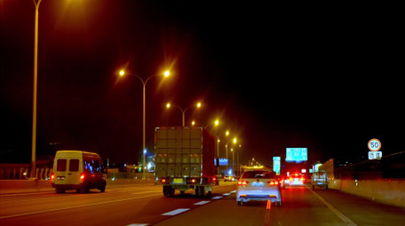 城市交通简约夜间行驶的汽车4k实拍