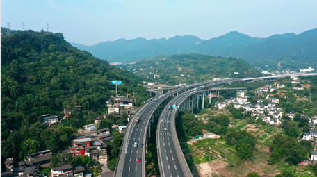 交通大气高速公路上行驶的车辆4k航拍