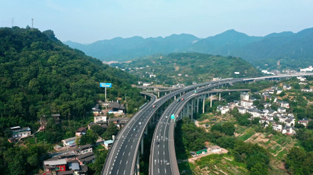 交通大气高速公路上行驶的车辆4k航拍