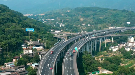 交通大气高速公路上行驶的车辆4k航拍