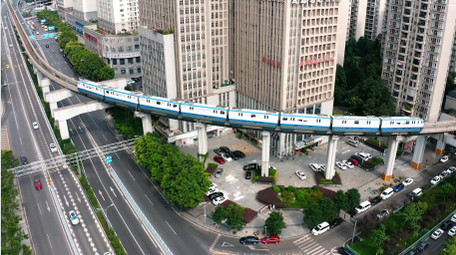 交通大气重庆轻轨弯道行驶的列车4k航拍