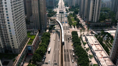 交通大气重庆轻轨弯道行驶的列车4k航拍