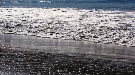 自然海洋唯美阳光下的沙滩海浪风景实拍