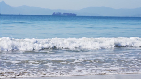自然海洋唯美阳光下的沙滩海浪风景实拍