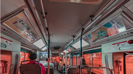 公共交通大气公交车内视角夜间行驶延时摄影