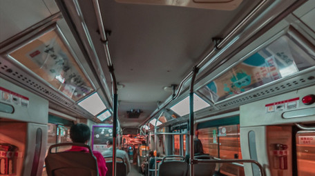 公共交通大气公交车内视角夜间行驶延时摄影