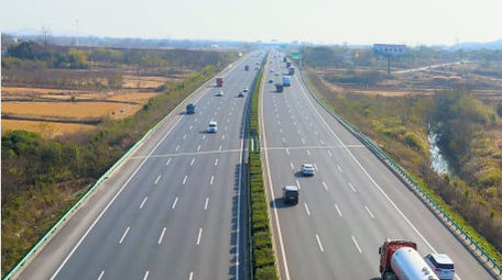 物流交通京台高速公路车流4K航拍